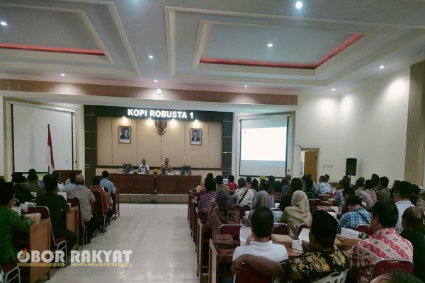 Bondowoso, Obor Rakyat – Inspektorat Kabupaten Bondowoso mengungkap adanya 413 temuan terkait penggunaan Dana Desa hasil pemeriksaan tahun anggaran 2024 hingga semester pertama tahun 2025. Temuan tersebut disampaikan dalam pertemuan bersama para camat, kepala desa, dan operator desa yang digelar di Aula Kopi Robusta 1, Pemkab Bondowoso, Jumat (28/11/2025).