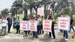 Aksi Pemakzulan Bupati Simalungun Diwarnai Penghadangan dan Penghinaan Simbol Negara, Aktivis: “Hentikan Kriminalisasi!”