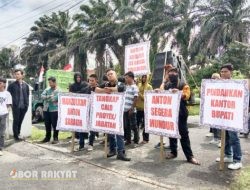 Aksi Pemakzulan Bupati Simalungun Diwarnai Penghadangan dan Penghinaan Simbol Negara, Aktivis: “Hentikan Kriminalisasi!”