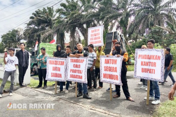 Simalungun, Obor Rakyat – Aksi unjuk rasa menuntut pemakzulan Bupati Simalungun, Anton Ahmad Saragih, pada Rabu (26/11/2025) lalu, berujung ricuh setelah massa aksi dihadang oleh sekelompok orang yang diduga preman. Insiden ini tidak hanya menghambat penyampaian aspirasi publik, tetapi juga menodai simbol negara ketika Bendera Merah Putih dicabut dan dihempaskan ke tanah oleh oknum yang terekam dalam sejumlah video viral di media sosial.