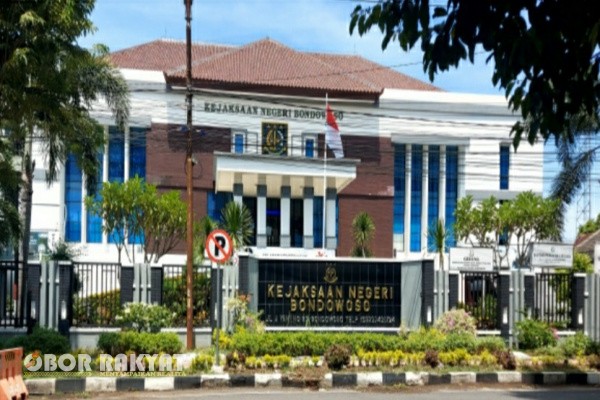 Bondowoso, Obor Rakyat — Seorang aktivis muda Bondowoso, sebut saja S, menyatakan akan melaporkan Kejaksaan Negeri (Kejari) Bondowoso kepada Jaksa Agung Muda Pengawasan (Jamwas) serta Komisi Kejaksaan Republik Indonesia (Komjak RI).