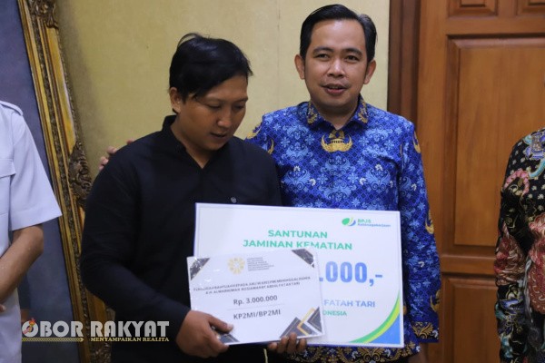 Jember, Obor Rakyat – Upaya Pemerintah Kabupaten (Pemkab) Jember dalam memperkuat tata kelola dan perlindungan pekerja migran menuai apresiasi langsung dari Presiden Republik Indonesia melalui Utusan Khusus Presiden, Setiawan Ichlas. Pujian itu disampaikan dalam pertemuan bersama jajaran Kementerian Perlindungan Pekerja Migran Indonesia (P2MI) di Pendopo Wahyawibawagraha, Jumat (28/11/2025).