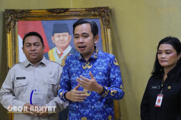 Jember, Obor Rakyat – Komitmen pemerintah dalam melindungi Pekerja Migran Indonesia (PMI) kembali dibuktikan melalui pemulangan seorang PMI asal Jember yang dideportasi dari Malaysia setelah diketahui berangkat secara non-prosedural.