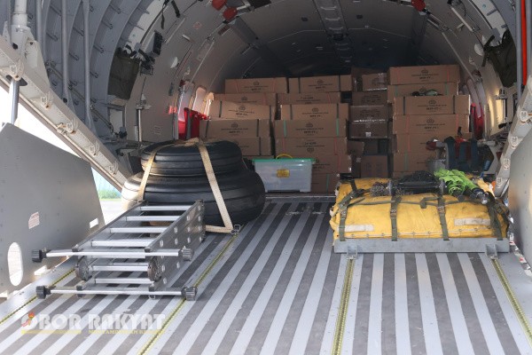 Pondok Cabe, Obor Rakyat — Kepolisian Negara Republik Indonesia (Polri) memberangkatkan dua pesawat jenis CN dan Fokker dari Mako Polisi Udara Pondok Cabe, Sabtu (29/11/2025), guna mengirimkan bantuan logistik dan peralatan penyelamatan bagi masyarakat terdampak bencana di Aceh, Sumatera Utara, dan Sumatera Barat.