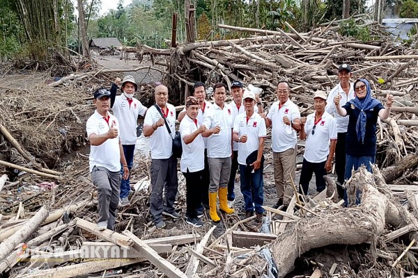 Lumajang, Obor Rakyat — DPD Projo Jawa Timur menyalurkan bantuan sosial berupa 100 paket sembako kepada warga terdampak erupsi Gunung Semeru di Desa Supit Urang, Kecamatan Pronojiwo, Kabupaten Lumajang. Bantuan tersebut diserahkan langsung oleh Ketua DPD Projo Jatim, Muhamad Sholeh, SH., M.Si, kepada Kepala Desa Supit Urang, Nurul Yakin Pribadi.