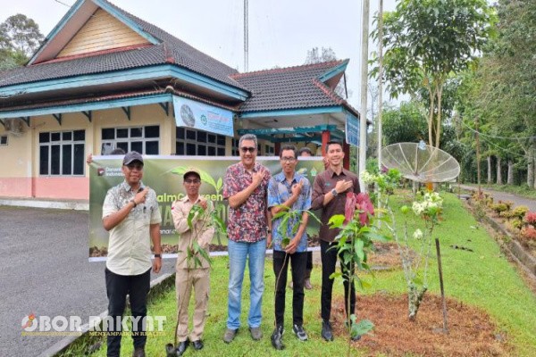 Simalungun, Obor Rakyat – Dalam rangka memperingati Hari Menanam Pohon Indonesia, PTPN IV Regional II Kebun Bah Birung Ulu melaksanakan Program Gerakan Menanam Pohon sebagai bentuk komitmen perusahaan terhadap pelestarian lingkungan dan penguatan praktik keberlanjutan. Kegiatan yang terintegrasi dengan Program Tanggung Jawab Sosial dan Lingkungan (TJSL) ini digelar secara simbolis di lingkungan kantor kebun pada Jumat, 28 November 2025.