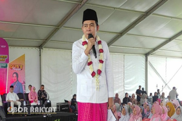 Jember, Obor Rakyat – Program “Gus’e Menyapa” kembali hadir menyapa masyarakat Jember melalui penyaluran Bantuan Langsung Tunai (BLT) yang bersumber dari Dana Bagi Hasil Cukai Hasil Tembakau (DBHCHT) 2025.