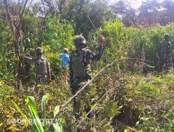 Satgas Pamtas RI-PNG Yonif 521/DY dan Warga Eragayam Bersihkan Lahan Tidur