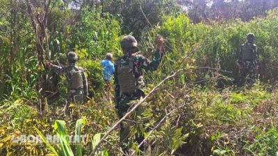 Satgas Pamtas RI-PNG Yonif 521/DY dan Warga Eragayam Bersihkan Lahan Tidur