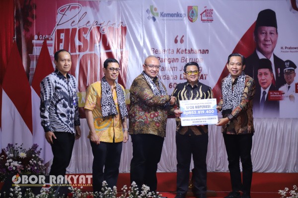 Jember, Obor Rakyat – Kabupaten Jember kembali mencatat langkah strategis melalui keberhasilan ekspor perdana kopi ke Mesir sebesar 1 kontainer berisi 20 ton, yang dilakukan oleh Pemerintah Kabupaten (Pemkab) Jember bersama Koperasi Desa Merah Putih (KDMP) Sidomulyo, Kecamatan Silo.