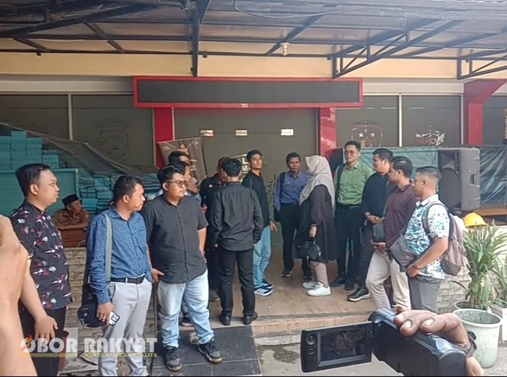 Jember, Obor Rakyat – Forum Kerabat Advokat Jember resmi mengajukan permohonan audensi kepada Kapolres Jember terkait dugaan kriminalisasi terhadap salah satu rekan advokat bernama Kurniawan. Permohonan tersebut disampaikan saat digelarnya konferensi pers yang dihadiri sekitar 25 advokat di halaman Mapolres Jember, Senin (1/12/2025).