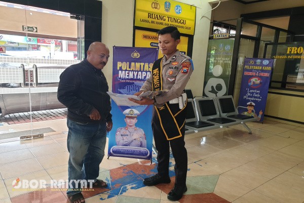 Jember, Obor Rakyat – Kantor Samsat Bersama Jember Timur, Patrang, yang berada di wilayah hukum Polres Jember Polda Jawa Timur, terus meningkatkan kualitas pelayanan publik melalui program inovatif bertajuk “Polantas Menyapa”. Program ini menjadi bukti nyata komitmen kepolisian dalam menghadirkan layanan cepat, transparan, dan humanis bagi masyarakat.