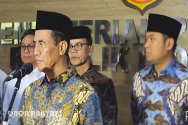 Jakarta, Obor Rakyat — Menteri Pertanian (Mentan) Andi Amran Sulaiman memecat seorang staf Kementerian Pertanian (Kementan) yang mengaku sebagai direktur jenderal (dirjen) dan memungut uang dari petani hingga ratusan juta rupiah demi mendapatkan bantuan alat dan mesin pertanian (alsintan).