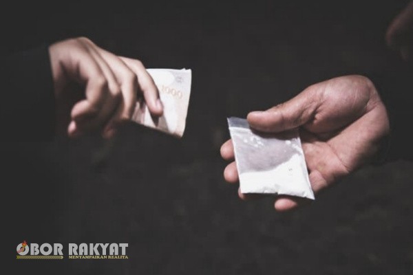 Pematangsiantar, Obor Rakyat — Maraknya peredaran narkoba di Lorong XX Simpang Pulou Gumba, Kecamatan Siantar Martoba, Kota Pematangsiantar kembali memicu keresahan warga. Aktivitas ilegal yang disebut telah berlangsung lama itu dinilai belum mendapat penindakan tegas dari aparat penegak hukum (APH), khususnya Satuan Reserse Narkoba Polres Pematangsiantar.