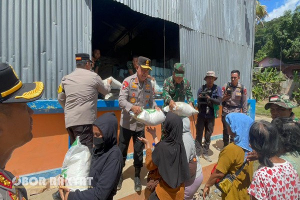 Tapanuli Tengah, Obor Rakyat — Upaya penanganan bencana banjir dan longsor di Kabupaten Tapanuli Tengah (Tapteng) terus diprioritaskan aparat TNI–Polri. Pada Minggu (30/11/2025), Kapolda Sumatera Utara Irjen Pol Whisnu Hermawan Februanto, S.I.K., M.H., bersama Pangdam I/BB turun langsung ke Gudang Bulog Pandan untuk menyalurkan bantuan beras kepada warga yang terdampak.