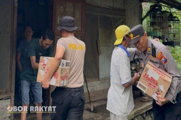Jember, Obor Rakyat — Upaya kemanusiaan kembali dilakukan Polres Jember dengan menembus medan ekstrem di wilayah lereng Gunung Argopuro. Bersama Komunitas Offroad Jember, jajaran kepolisian menyisir pedalaman untuk menyalurkan bantuan sembako kepada warga terpencil yang selama ini sulit dijangkau bantuan reguler.
