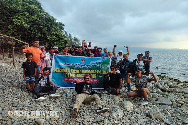 Pematangsiantar, Obor Rakyat – Dalam upaya mempererat kemitraan yang selama ini terjalin baik, Kasat Narkoba Polres Pematangsiantar AKP Irwanta Sembiring SH., MH bersama istri, Ny. Irwanta JSM Perangin-angin, mengajak jurnalis yang tergabung dalam Forum Kemitraan Media Siantar (FKMS) berlibur bersama ke Pantai Salbe, Tigaras. Kegiatan penuh keakraban itu digelar pada Minggu (30/11/2025) dan turut melibatkan keluarga para jurnalis.
