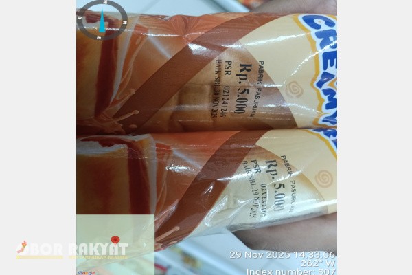 Banyuwangi, Obor Rakyat – Seorang konsumen di Banyuwangi dibuat geram setelah menemukan produk roti bermerek Sari Roti yang telah kedaluwarsa namun masih dipajang dan dijual bebas di salah satu gerai Indomaret di Jalan Basuki Rahmat, Kelurahan Lateng, Kecamatan Banyuwangi, Jawa Timur. Kejadian ini terungkap pada Sabtu (29/11/2025) sekitar pukul 14.15 WIB.