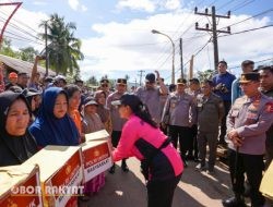 Ketum Bhayangkari Dampingi Kapolri Salurkan Bantuan untuk Korban Banjir di Tapanuli Tengah