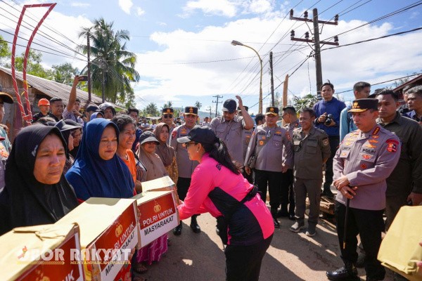 Tapanuli Tengah, Obor Rakyat – Ketua Umum Bhayangkari, Ny. Juliati Sigit Prabowo, mendampingi Kapolri Jenderal Listyo Sigit Prabowo menyalurkan bantuan kemanusiaan bertajuk “Polri untuk Masyarakat” bagi warga terdampak banjir di Tapanuli Tengah, Sumatera Utara.