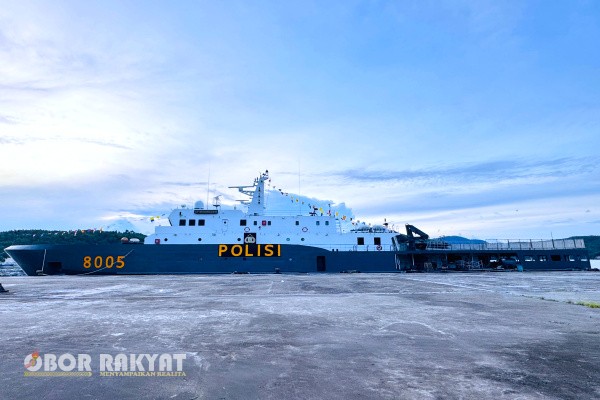Jakarta, Obor Rakyat – Polri menggelar mobilisasi besar-besaran melalui operasi terpadu udara dan laut untuk mempercepat distribusi bantuan pascabencana di Aceh, Sumatera Utara, dan Sumatera Barat. Sebanyak 3 pesawat angkut, 5 helikopter, dan 9 kapal Polair dikerahkan untuk memastikan suplai logistik menjangkau wilayah terdampak, terutama daerah yang terisolir akibat kerusakan akses darat.