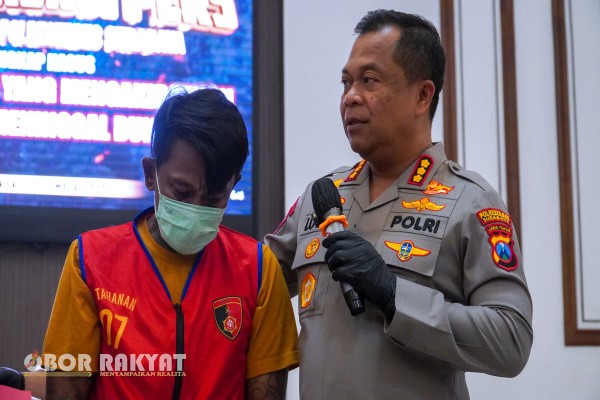 Surabaya, Obor Rakyat – Kepolisian Resor Kota Besar (Polrestabes) Surabaya berhasil mengamankan A.K. (40), terduga pelaku penganiayaan yang menyebabkan M.R. (24), warga Taman, Sidoarjo, meninggal dunia setelah dianiaya menggunakan pecahan botol di Ibiza Club, Jalan Simpang Dukuh Surabaya.