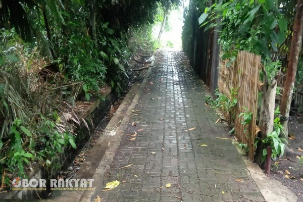 Bondowoso, Obor Rakyat - Pekerjaan fisik dari proyek Dana Desa tahun anggaran 2023 di Desa Sumber Kalong, Kecamatan Wonosari, Kabupaten Bondowoso, yang memiliki nilai pagu sebesar Rp603.086.400, dikabarkan tidak terlihat keberadaannya.