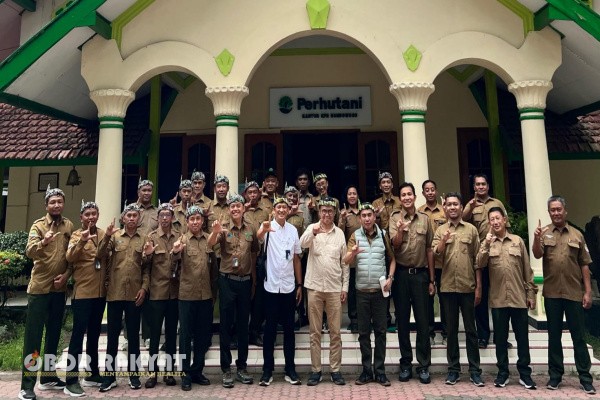 Bondowoso, Obor Rakyat – Perhutani Kesatuan Pemangkuan Hutan (KPH) Bondowoso menerima kunjungan Tim Penilai Perhutani Innovation Award (PIA) 2025 yang digelar Kantor Direksi Perhutani melalui Perhutani Forestry Institute (PeFI). Kunjungan yang berlangsung Selasa (2/12/2025) ini turut melibatkan praktisi analisis tanaman dan ahli produksi kopi untuk melakukan penilaian lapangan terhadap inovasi pengelolaan agroforestry berbasis kopi.