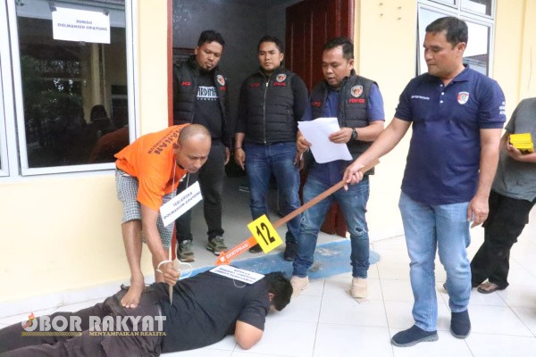 Simalungun, Obor Rakyat – Suasana tegang menyelimuti halaman Satuan Reserse Kriminal Polres Simalungun saat rekonstruksi kasus pembunuhan di Dolok Silau digelar, Selasa (2/12/2025). Sebanyak 15 adegan diperagakan untuk mengungkap secara detail kronologi pembunuhan yang berawal dari pertengkaran di sebuah warung tuak.