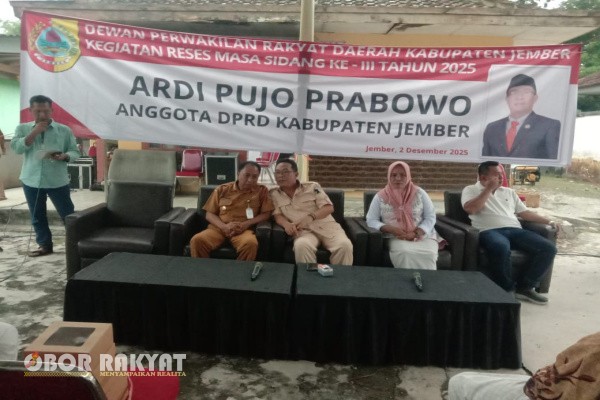 Jember, Obor Rakyat – Komitmen DPRD Kabupaten Jember dalam memperjuangkan aspirasi masyarakat kembali ditunjukkan melalui kegiatan Reses Masa Sidang III Tahun 2025. Anggota DPRD Jember dari Fraksi Gerindra, Ardi Pujo Prabowo, menggelar pertemuan langsung dengan masyarakat Dusun Tegal Kalong, Desa Kemuningsari Kidul, Kecamatan Jengawah, Selasa (2/11/2025).