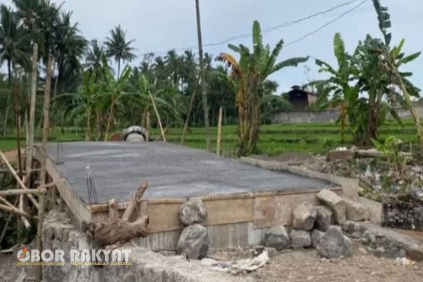 Bondowoso, Obor Rakyat – Kisah miris datang dari warga Desa Tangsil Wetan, Kecamatan Wonosari, dan Tangsil Kulon, Kecamatan Tenggarang, Kabupaten Bondowoso. Setelah laporan dan pengajuan perbaikan tak pernah mendapat tanggapan nyata dari pemerintah, warga akhirnya memutuskan berdiri di atas kaki sendiri.