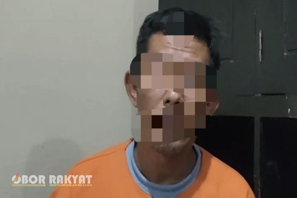 Jember, Obor Rakyat – Operasi gabungan lintas wilayah yang dilakukan jajaran kepolisian kembali membuahkan hasil. Dua pelaku penipuan jual beli emas palsu berinisial B dan H berhasil ditangkap setelah melakukan aksi penipuan dengan modus menawarkan emas berkadar tinggi, namun sebenarnya hanya logam biasa.