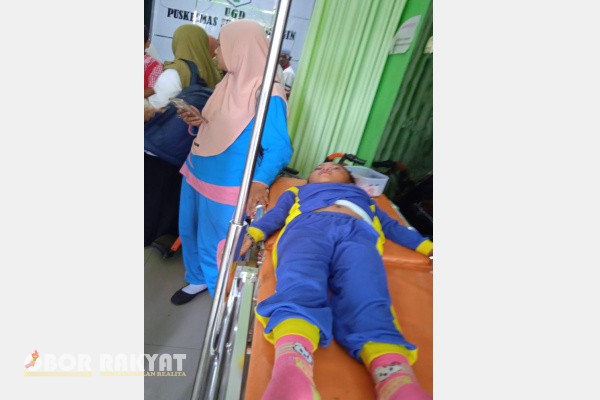 Bondowoso, Obor Rakyat – Dugaan kasus keracunan makanan kembali terjadi di Kabupaten Bondowoso. Puluhan siswa Sekolah Dasar (SD) Negeri Sukorejo 2, Kecamatan Sumber Wringin, dikabarkan mengalami gejala mual dan pusing setelah mengonsumsi menu Makan Bergizi Gratis (MBG), Rabu (3/12/2025).