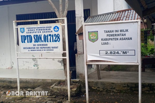 Tanjung Balai, Obor Rakyat — Kondisi Sekolah Dasar (SD) Negeri 017128 yang berlokasi di Jalan Mawar, Dusun IV Sei Serinda, Kecamatan Sei Kepayang Barat, Kota Tanjung Balai, Sumatera Utara, menjadi sorotan publik. Bangunan sekolah yang tampak rusak parah dinilai memprihatinkan dan memicu dugaan minimnya kepedulian pihak sekolah dalam melakukan perbaikan.