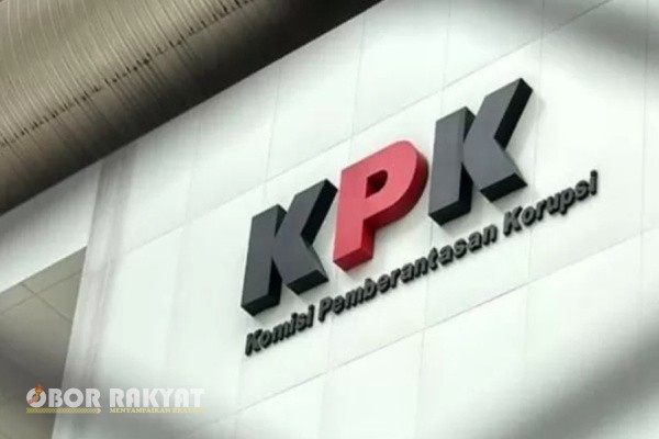 Jakarta, Obor Rakyat – Komisi Pemberantasan Korupsi (KPK) kembali memperluas penyidikan dugaan korupsi yang menyeret Pemerintah Provinsi Riau terkait pengelolaan Anggaran Pendapatan dan Belanja Daerah (APBD) 2025. Sorotan lembaga antirasuah kini mengarah pada kemungkinan keterlibatan pejabat lintas jabatan dan lintas Organisasi Perangkat Daerah (OPD), menandai pendalaman kasus yang semakin serius.