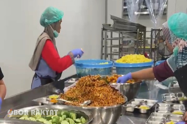 Bondowoso, Obor Rakyat – Komitmen pemerintah dalam memastikan kualitas dan keamanan pangan pada Program Menu Bergizi Gratis (MBG) kembali mendapat penguatan. Satuan Pusat Pengolahan Gizi (SPPG) Dharut Thalabah di Kecamatan Wonosari, Kabupaten Bondowoso, Jawa Timur, resmi meraih Sertifikat Laik Higiene Sanitasi (SLHS) sebagai bukti bahwa seluruh proses pengolahan makanan telah memenuhi standar kebersihan dan kesehatan sesuai regulasi nasional.