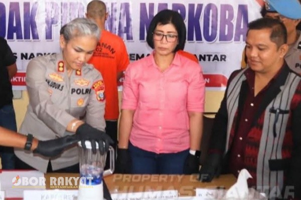 Pematangsiantar, Obor Rakyat – Polres Pematangsiantar memusnahkan barang bukti narkotika jenis sabu dengan berat netto 42,25 gram pada Jumat (5/12/2025) siang sekitar pukul 12.30 WIB. Pemusnahan dilakukan di depan ruangan Sat Resnarkoba dan dipimpin langsung Kapolres Pematangsiantar, AKBP Sah Udur T.M. Sitinjak.