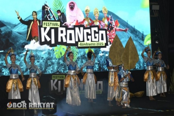 Bondowoso, Obor Rakyat – Festival Ki Ronggo 2025 hadir dengan format baru setelah Pemerintah Kabupaten (Pemkab) Bondowoso melalui Dinas Pariwisata Kebudayaan Pemuda dan Olahraga (Disparbudpora) resmi memindahkan jadwal penyelenggaraannya dari Agustus ke Desember. Kebijakan ini diambil sebagai strategi untuk pemerataan hiburan budaya agar tidak terpusat pada satu bulan tertentu.