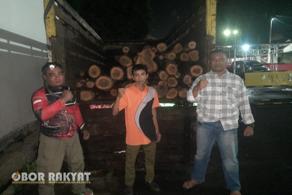 Bondowoso, Obor Rakyat — Upaya pengamanan hutan negara terus diperkuat oleh Perum Perhutani Kesatuan Pemangkuan Hutan (KPH) Bondowoso melalui kegiatan patroli terpadu sebagai langkah preventif dan represif dalam menekan tindak pidana kehutanan, khususnya illegal logging. Aktivitas pengamanan ini menjadi prioritas mengingat masih ditemukannya potensi pembalakan liar di sejumlah kawasan hutan negara.