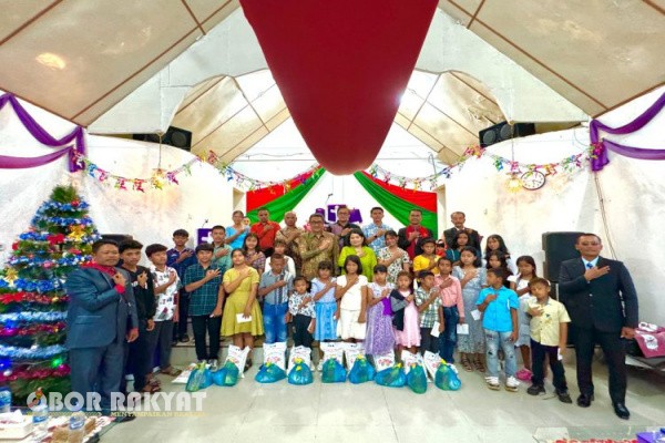 Simalungun, Obor Rakyat — PTPN IV Regional II Kebun Bah Birung Ulu menggelar Perayaan Natal Oikumene Tahun 2025 yang dirangkai dengan kegiatan sosial berupa pembagian sembako dan santunan bagi anak yatim. Acara berlangsung di Gereja HKBP Kebun Bah Birung Ulu pada Jumat (5/12/2025) dengan penuh khidmat dan sukacita.