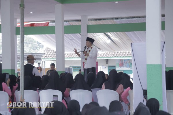 Jember, Obor Rakyat – Bupati Jember, Muhammad Fawait (Gus Fawait), menegaskan komitmennya dalam meningkatkan kualitas pelayanan kesehatan bagi seluruh warga Kabupaten Jember. Hal itu disampaikan saat bertemu dengan para kader posyandu di Kantor Desa Curahmalang, Kecamatan Rambipuji, Jumat (5/12/2025).