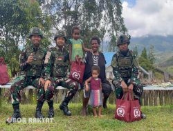 Satgas Yonif 521/DY Bagikan Paket Sembako dari Rumah ke Rumah di Napua