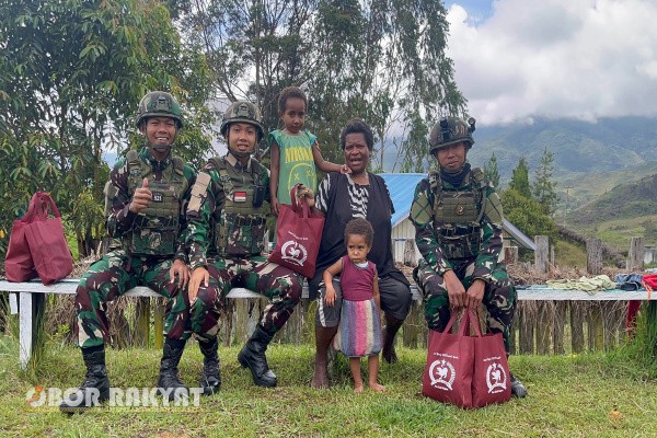 Napua, Obor Rakyat — Satgas Yonif 521/DY melaksanakan kegiatan pembinaan teritorial dengan membagikan paket totebag berisi sembako secara langsung ke rumah-rumah warga di Distrik Napua, Kabupaten Jayawijaya, Papua Pegunungan, pada Minggu (7/12/2025).