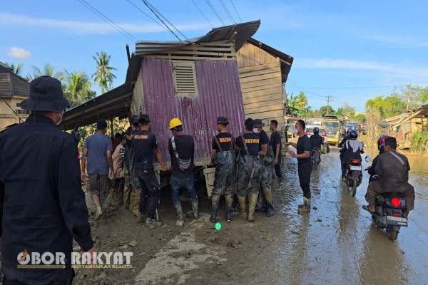 Kuala Simpang, Obor Rakyat — Personel Brimob Polda Aceh bergerak cepat mengevakuasi sebuah rumah warga yang terseret banjir bandang hingga melintang di badan Jalan Nasional Langsa–Tamiang. Langkah sigap ini dilakukan untuk memastikan jalur transportasi kembali normal sehingga distribusi bantuan bagi korban banjir tidak terhambat.