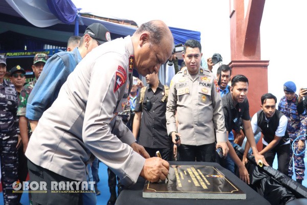 Banyuwangi, Obor Rakyat — Kapolda Jawa Timur Irjen Pol. Drs Nanang Avianto meresmikan Dermaga Danantya Virendra dan kapal taktis Rigid Buoyancy Boat (RBB) milik Satpolairud Polresta Banyuwangi pada Senin (8/12/2025).