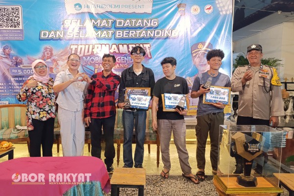Pematangsiantar, Obor Rakyat — Turnamen Mobile Legends: Bang Bang Piala Bergilir Kapolres Pematangsiantar Season I Tahun 2025 resmi berakhir dengan sukses dan meriah. Event yang digelar pada 6–7 Desember 2025 di Hitari Boemi Coffee Space, Jalan Jawa No. 58 Pematangsiantar, itu menarik perhatian besar komunitas Esports lokal dengan menghadirkan total 26 tim yang bersaing memperebutkan total hadiah Rp 5 juta.