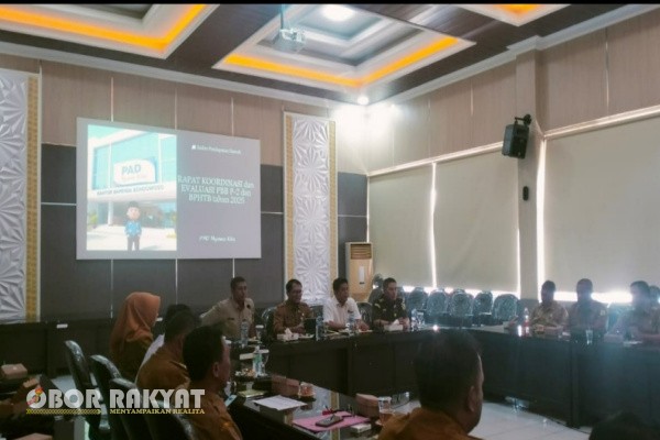 Bondowoso, Obor Rakyat — Memasuki Desember 2025, realisasi Pajak Bumi dan Bangunan (PBB) di Kabupaten Bondowoso masih belum mencapai target. Serapan pajak daerah itu tercatat masih di bawah 80 persen, mendorong pemerintah daerah kembali memanggil para camat dan kepala desa untuk evaluasi.