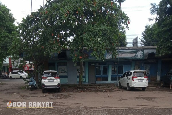 Banyuwangi, Obor Rakyat – Kondisi Terminal Rogojampi, Kabupaten Banyuwangi, Jawa Timur kembali menjadi sorotan masyarakat. Terminal yang seharusnya menjadi simpul penting transportasi di wilayah selatan Banyuwangi tersebut kini tampak tidak terawat dan mengalami sejumlah kerusakan serius.
