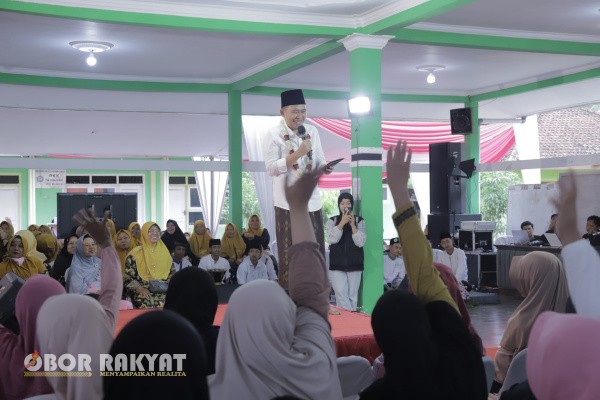 Jember, Obor Rakyat – Bupati Jember Muhammad Fawait (Gus Fawait) menggelar pertemuan dengan para tokoh tani di Balai Desa Tutul, Kecamatan Balung, Senin (8/12/2025).