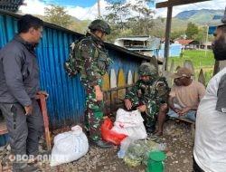 Satgas Yonif 521/DY Bangun Kedekatan Lewat Komsos di Kampung Bolakme, Jayawijaya